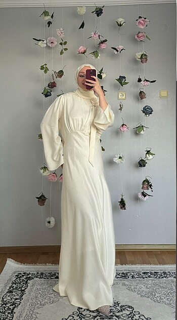 Krem gül detaylı elbise