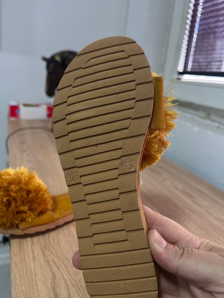 Sarı Ponponlu Kadın Terlik - Görsel 3