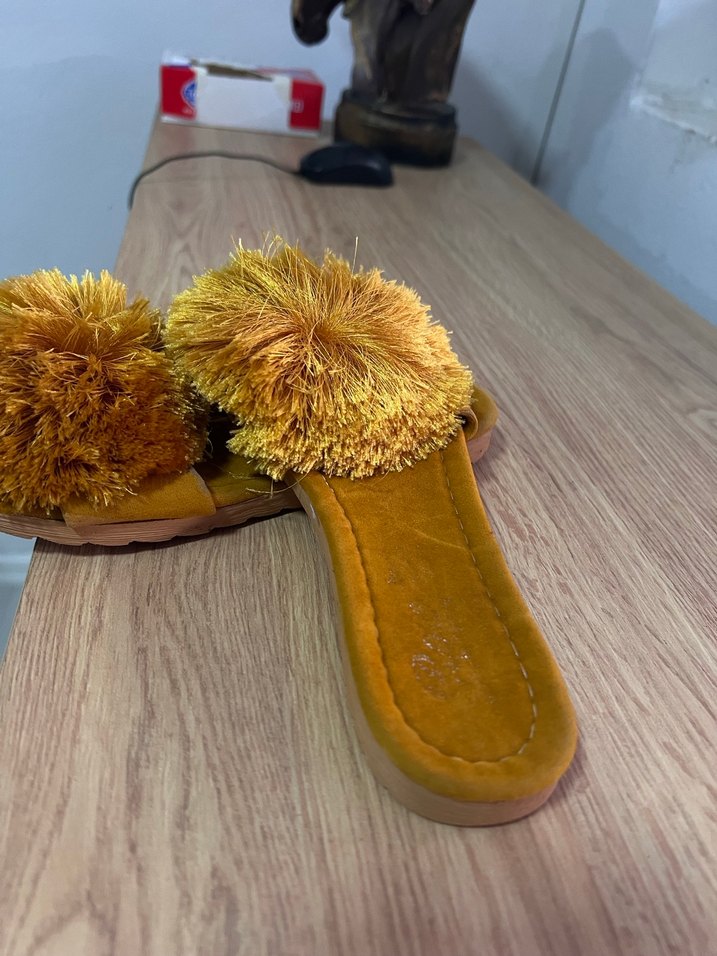 Sarı Ponponlu Kadın Terlik - Görsel 2