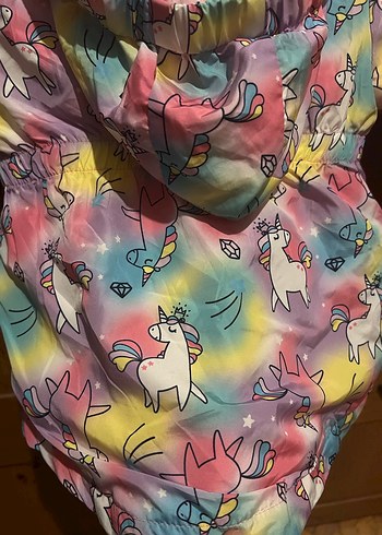 Kızlar için Kapüşonlu Renkli Bağlama Desenli Yağmurluk - Görsel 3