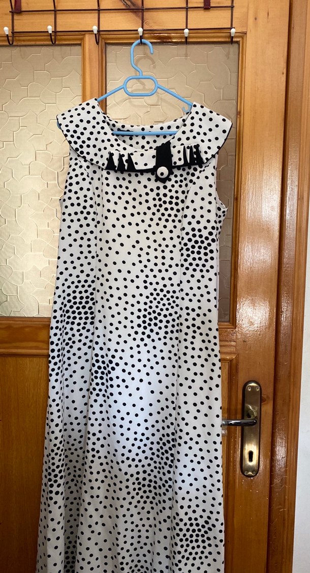 Uzun Beyaz Puantiyeli Elbise ve Siyah Ceket - Görsel 2