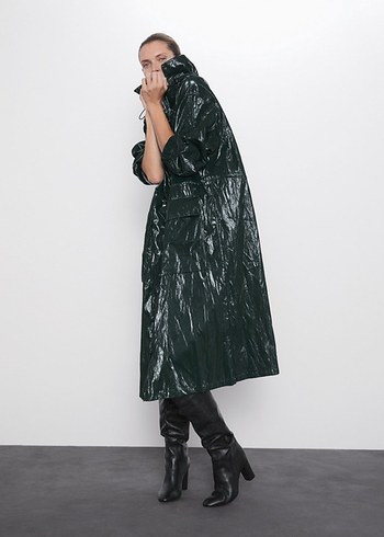 Drapeli Siyah Uzun Kadın Yağmurluk - Görsel 2