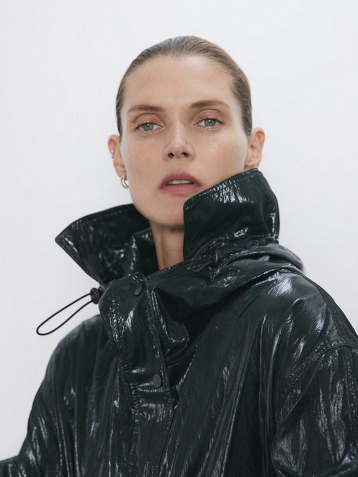 Drapeli Siyah Uzun Kadın Yağmurluk - Görsel 3