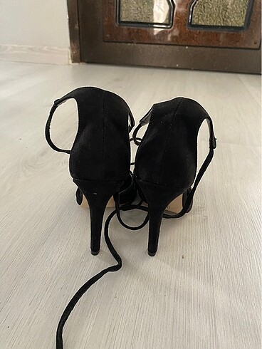 Bağcıklı stiletto