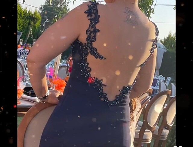 Sırt detaylı boncuk işlemeli elbise
