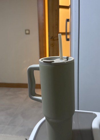 Beyaz Kulplu Gri Matara Bardak