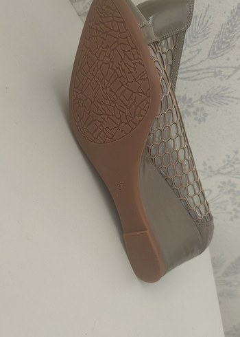 Bej Kadın Dolgu Topuklu Yılan Desenli Babet - Görsel 3