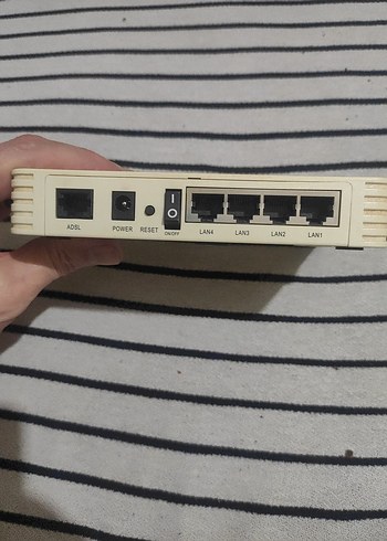 Beyaz modem ve Gri AirTies Mouse Pad - Görsel 3