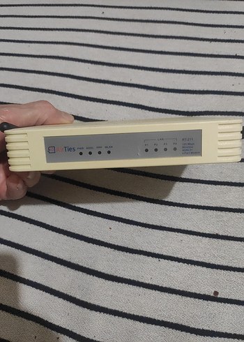 Beyaz modem ve Gri AirTies Mouse Pad - Görsel 4