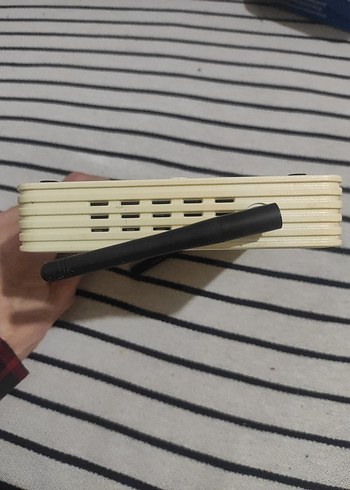 Beyaz modem ve Gri AirTies Mouse Pad - Görsel 2