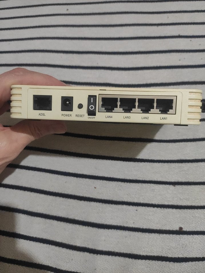 Beyaz modem ve Gri AirTies Mouse Pad - Görsel 3