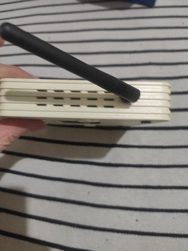 Beyaz modem ve Gri AirTies Mouse Pad - Görsel 5