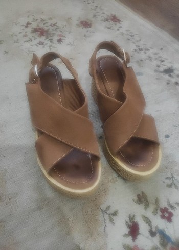 Bej Süet Dolgu Topuklu Kadın Sandalet