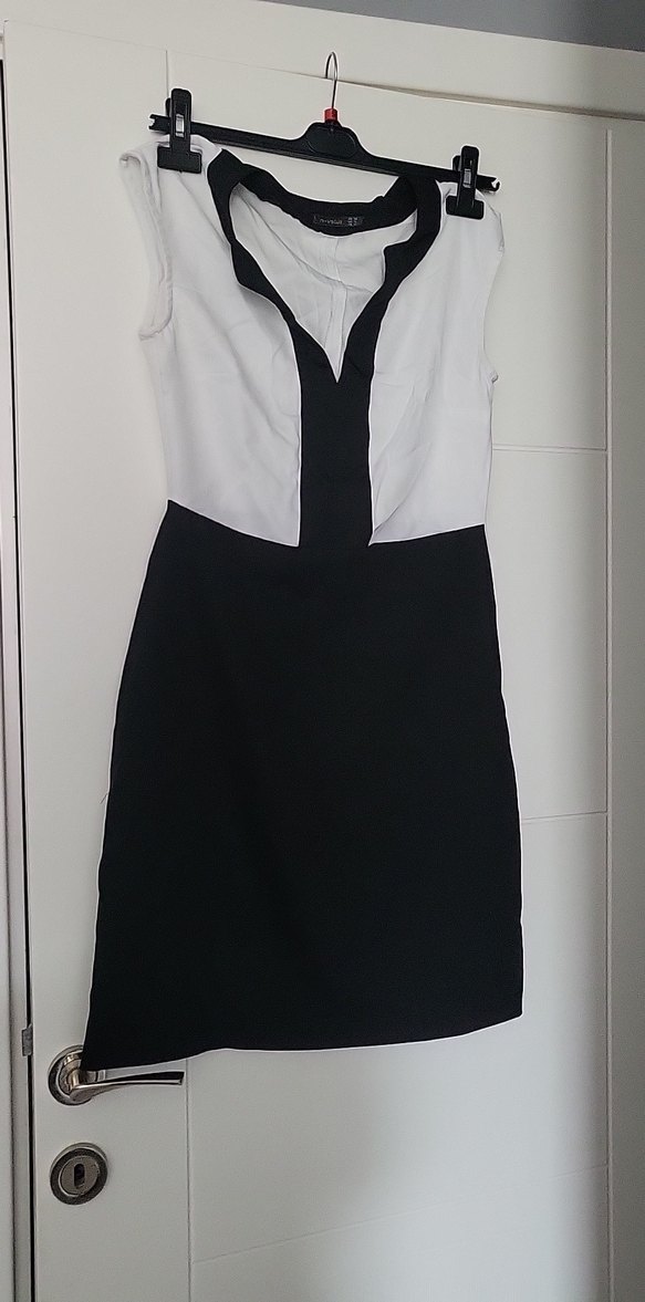 Kemerli V Yaka Siyah Beyaz Midi Ofis Elbisesi - Görsel 2