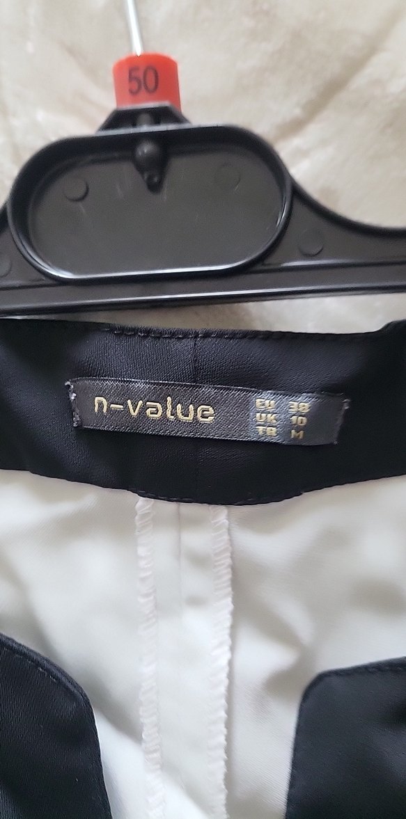 Kemerli V Yaka Siyah Beyaz Midi Ofis Elbisesi - Görsel 5