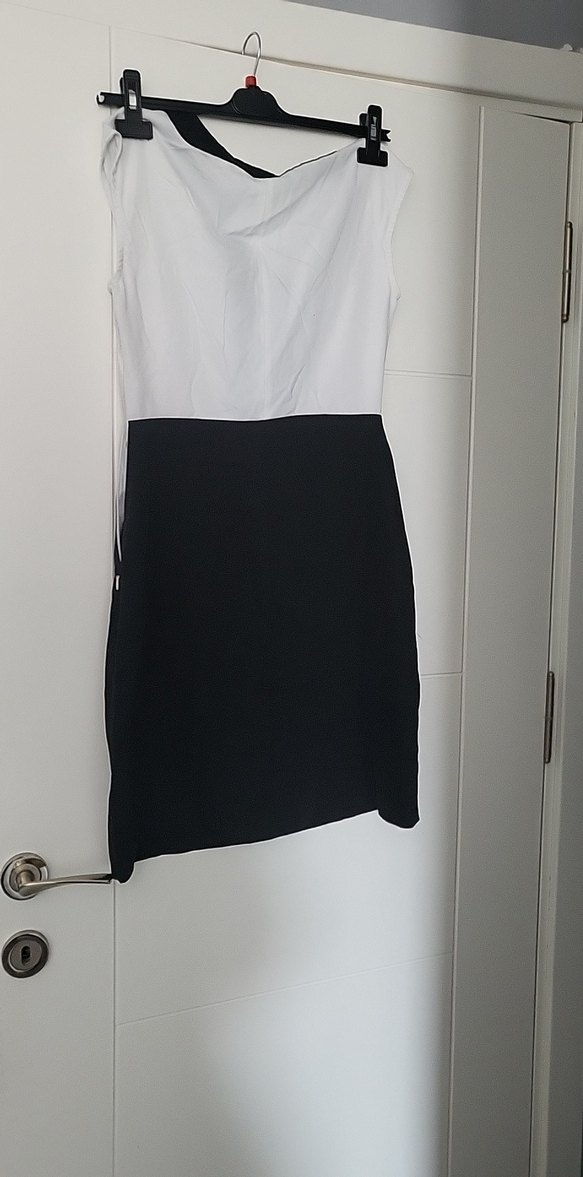 Kemerli V Yaka Siyah Beyaz Midi Ofis Elbisesi - Görsel 3