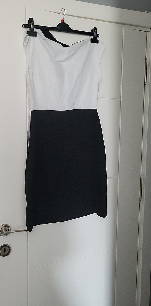 Kemerli V Yaka Siyah Beyaz Midi Ofis Elbisesi - Görsel 4