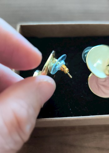 Bohem Mini Çiçek Desenli Payetli Küpeler alerji yapmaz - Görsel 3