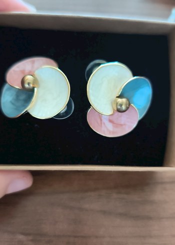 Bohem Mini Çiçek Desenli Payetli Küpeler alerji yapmaz - Görsel 2