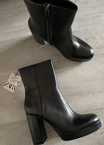 Zara ZARA PLATFORM HAKİKİ DERİ KISA BOT