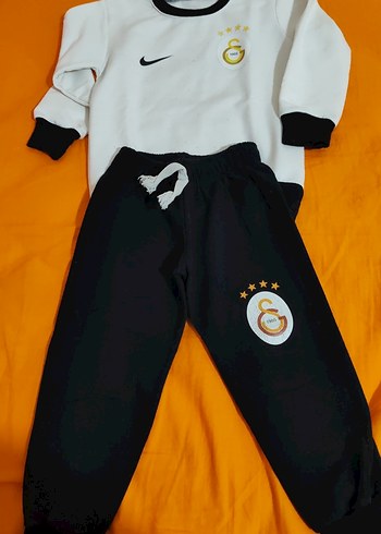 Beyaz Sweatshirt ve Siyah Eşofman Altı Takım