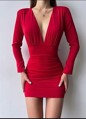 Kırmızı dekolteli elbise