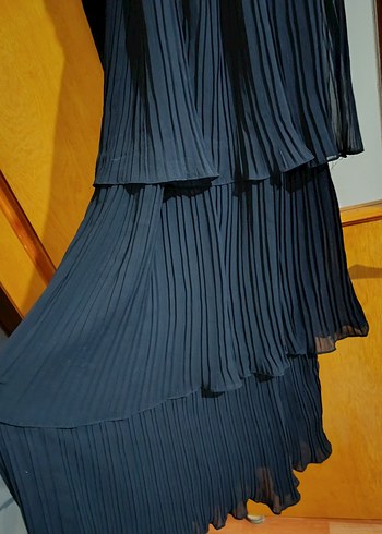 Siyah V Yakalı Uzun Kollu Piliseli Elbise - Görsel 2