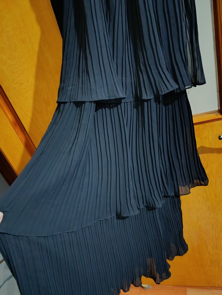 Siyah V Yakalı Uzun Kollu Piliseli Elbise - Görsel 2