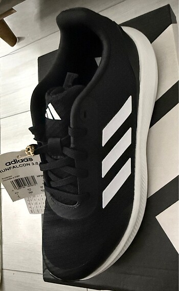 37,5 Beden ADİDAS RUNFALCON 3.0 K siyah 32 33 34 35 36 37.5