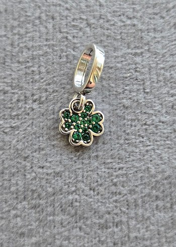 Beden Pandora sallantılı mini yonca charm