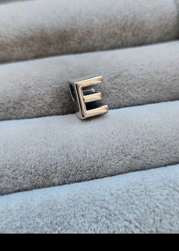 Pandora E harfi charm