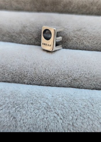  Beden Pandora E harfi charm