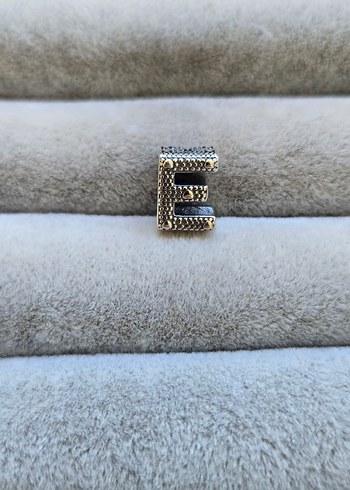  Beden Pandora E harf charm