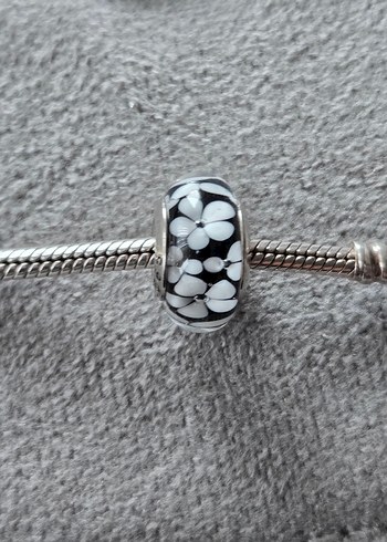 siyah beyaz çiçekli murano charm - Görsel 2
