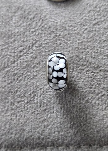 siyah beyaz çiçekli murano charm - Görsel 4