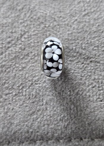 siyah beyaz çiçekli murano charm - Görsel 3