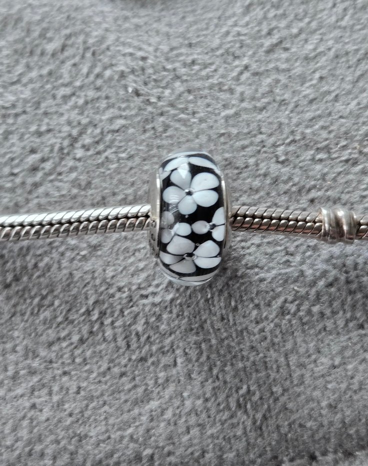 siyah beyaz çiçekli murano charm - Görsel 2