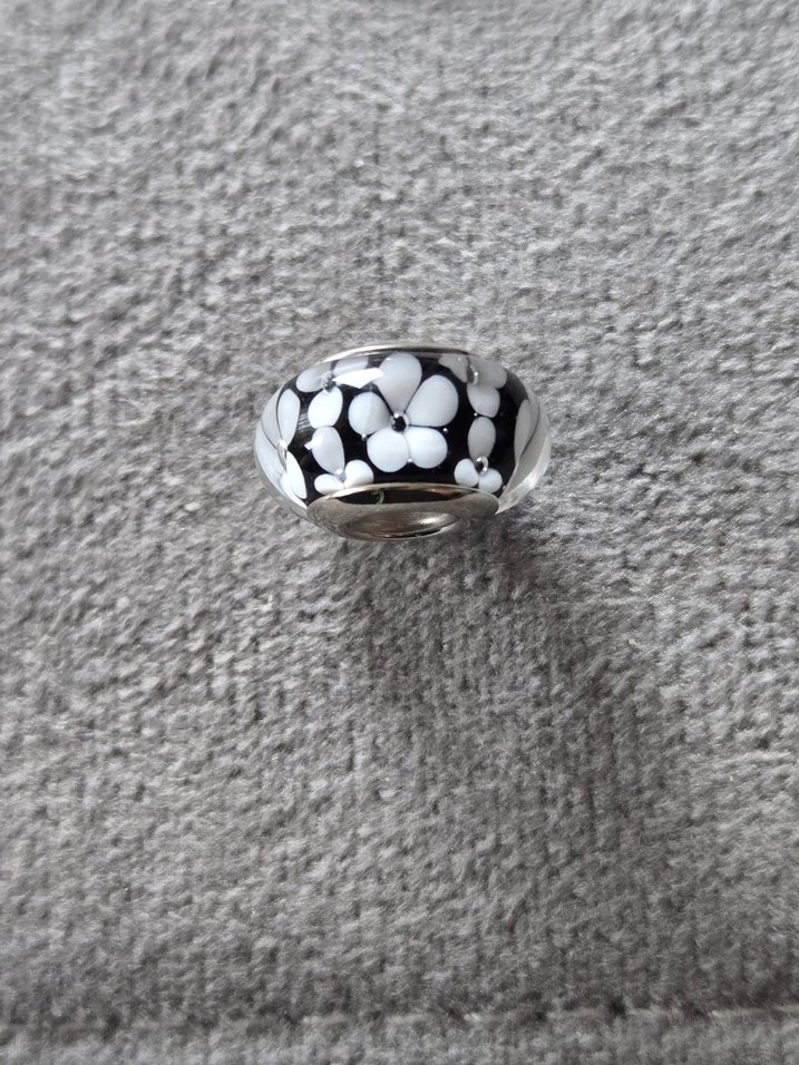siyah beyaz çiçekli murano charm - Görsel 5