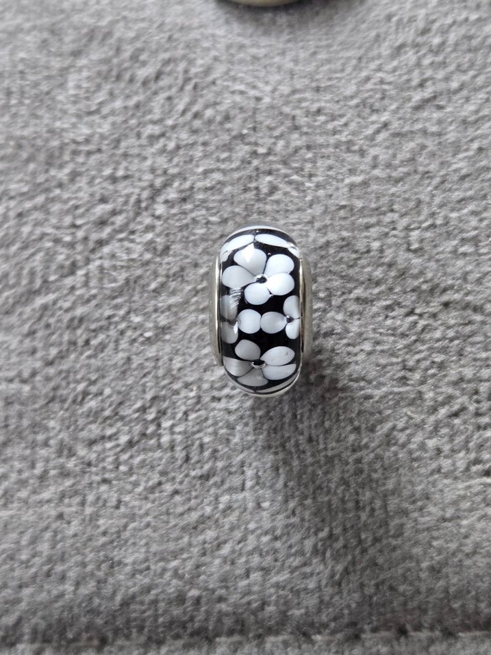 siyah beyaz çiçekli murano charm - Görsel 4