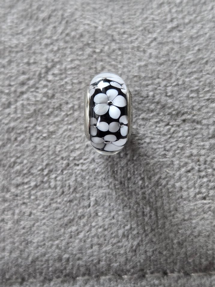 siyah beyaz çiçekli murano charm - Görsel 3