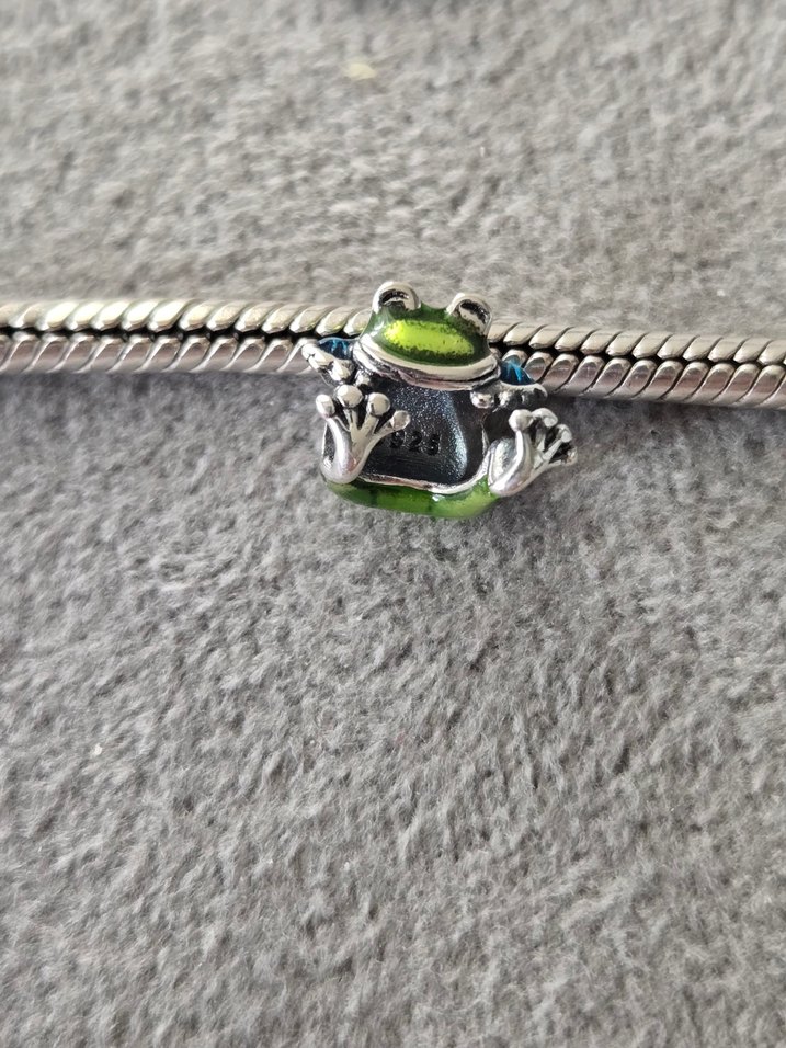 sarılan kurbağa gümüş charm - Görsel 3