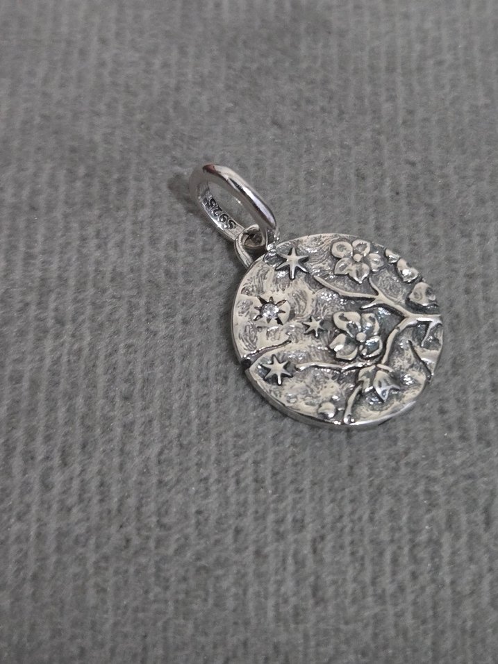 New kiraz çiçeği madalyon charm - Görsel 3