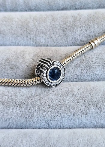 Pandora Pandora parıldayan O taç charm