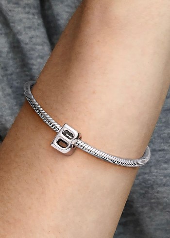 Pandora B harfi charm