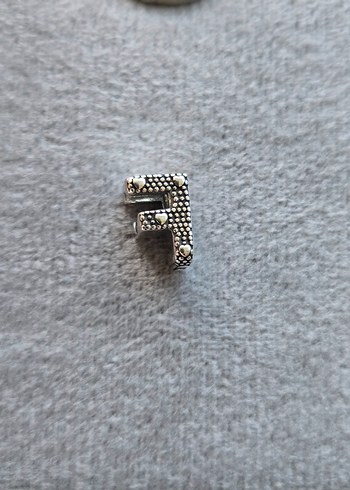 Beden Pandora F harfi charm