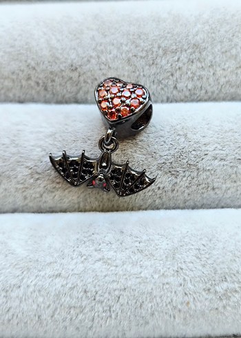 Beden kırmızı kalp yarasa charm
