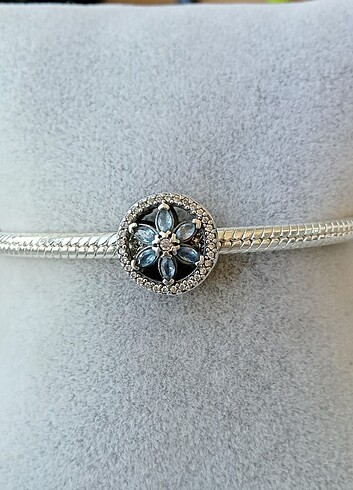 Pandora ışıltılı mavi çiçek charm 