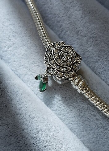 Pandora Pandora açan ışıltılı gül charm