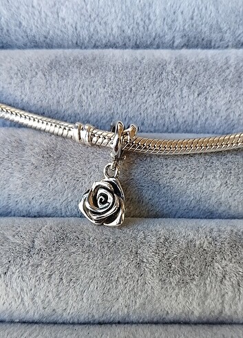 Pandora Pandora açan gül sallantılı charm