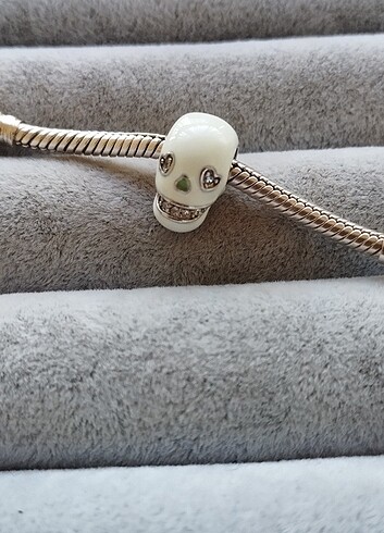 Pandora Pandora karanlıkta parlayan kurukafa charm
